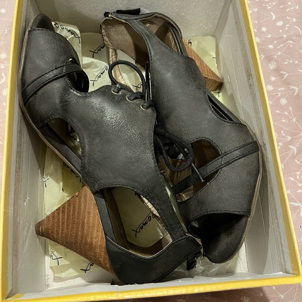 Imitation gray nubuck leather open toe tapered block heal.